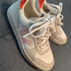 Vejas V10 pink size 4 gently used